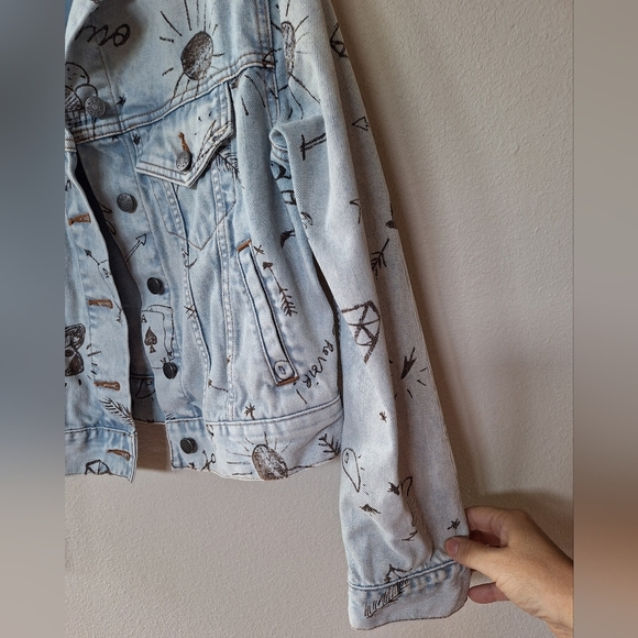 BDG Urban Outfitters Womens Light Denim Graffiti Button Front Jacket. Size XS - Picture 3 of 6